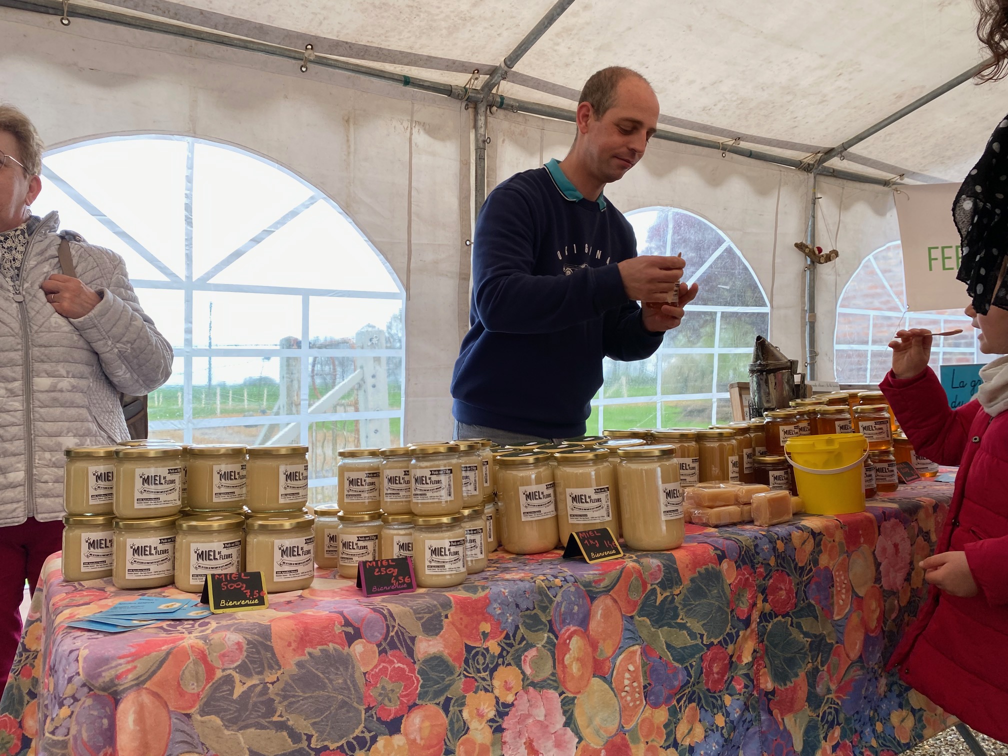 Photographie du stand de Donatien Senecal a un marché en 2023